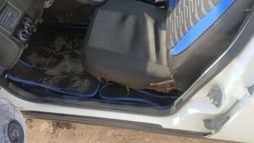 kvadrasikl satışı: Ağ rəngli sedan avtomobil Xüsusiyyətlər: - Kuzov: 4 qapılı sedan, ağ — 4