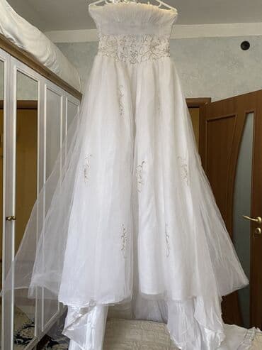 Ağ gəlinlik – straplez, A-kəsimli, uzun quyruqlu model. - Üst hissə