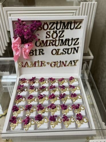 gül: Ağ rəngli, yumru qutuda qırmızı güllərdən ibarət kompozisiya. Qutunun — 5
