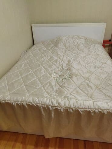 ədyalar: Bu yataq örtüyü, işlənilib amma təmiz və səliqəlidir. ölçüləri standar — 4