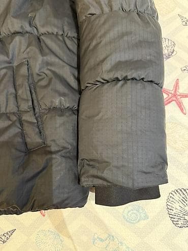 Üst geyimləri: Levi’s qara rəngli qışlıq puffer gödəkçə - Model: kapüşonlu, ön — 3