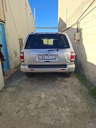 ниссан жук: Nissan Pathfinder SUV - Kuzov: gümüşü rəng, 5 qapı, yüksək klirensli — 3