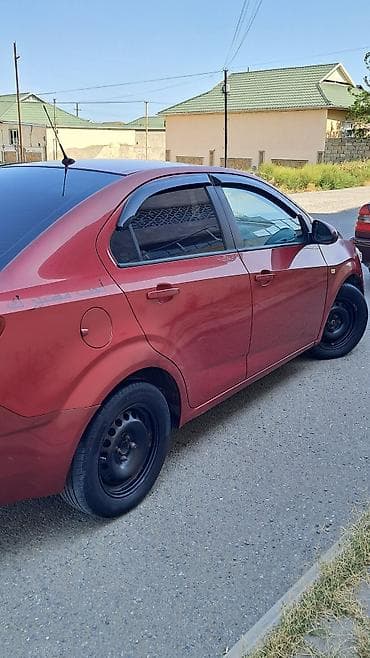 yan guzgu s: Chevrolet Aveo sedan – qırmızı rəng, 4 qapı. Texniki və komfort — 2