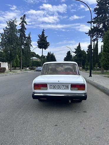 kotan satisi: VAZ 2107, ağ rəng, salon yenilənmiş. Xüsusiyyətlər: - Korpus: sedan — 7