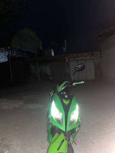 mercedes yan guzguler: Yaşıl-qara rəngli “efir” markalı skuter. Xüsusiyyətlər: - Şəhər içi — 8