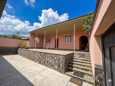 Ev 3 sot torpaqda tikilib. Yeni tikilidir. 4 otaqdan ibaretdir. Kombi