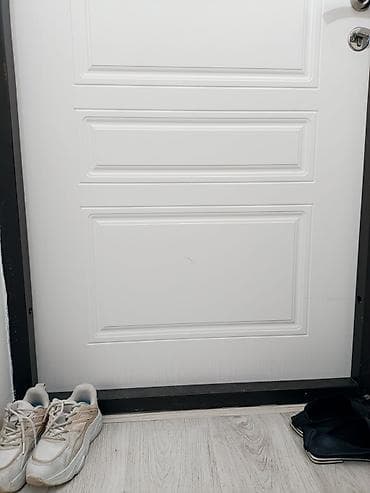 Divar kağızları, oboy: Dəmir giriş qapısı – klassik dizayn, tünd ağac teksturalı örtük — 6