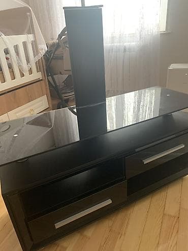 Düz TV altlığı, Polkalı, Şüşəli