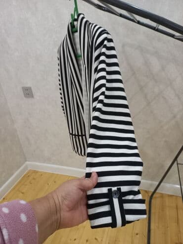 qadınlar üçün tvid jaketlər: Zolaqlı qadın blezeri – ON Fashion - Rəng: qara-ağ - Naxış: eninə və — 2