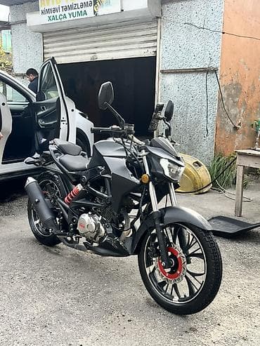 dort teker motor: Sport-naked üslubunda şəhər motosikleti Moto yaxşı vəzyyətdədir — 1