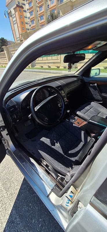 Mercedes-Benz C 230: 2.2 l | 1995 il Sedan — 10
