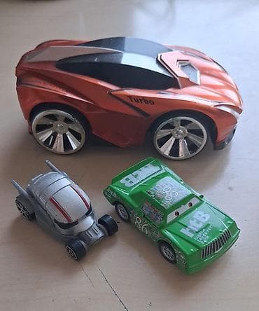 toy pudil: Oyuncaq maşınlar. Yaşıl rəngdə Cars maşını dəmirdi, qalan iksi — 1