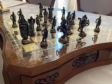 Binokllar: Şahmat dəsti bronza– dekorativ taxta lövhə və tematiki metal fiqurlar — 1