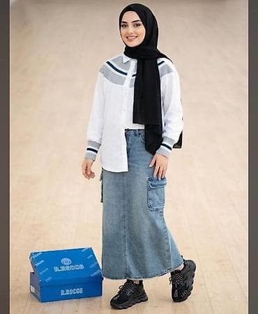 Qadın geyimləri kolleksiyası - Denim ətək: Uzun, açıq mavi jean ətək;