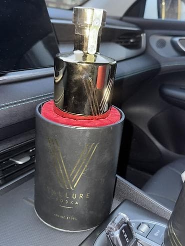 edava qablari: Məhsul: Vallure Vodka – premium votka Təsvir: - Şüşə: Qızılı rəngli — 3