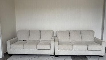 İki ədəd bej rəngli yumşaq divan dəsti - Minimalist dizayn: düz