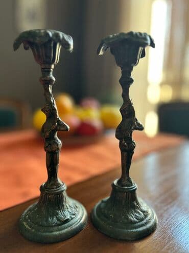 бронзовые подсвечники антиквариат: İki ədəd dekorativ şamdan dəsti. Qiymet her 2 şamdan üçündür - — 2