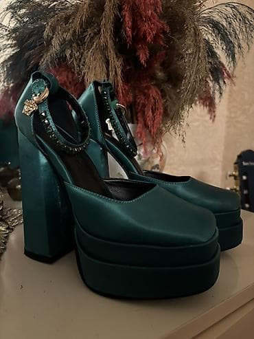 ayaqqabı bağı: Zümrüd-yaşıl platformalı qadın tufliləri - Brend yazısı: VERSACE iç — 1