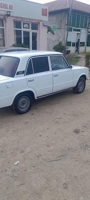 vaz 2106 teker: VAZ 2101, ağ rəng, sedan kuzov. Texniki xüsusiyyətlər: - Benzin — 4