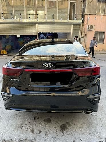 kia forte turbo: Kia Forte sedan – zərif qara rəngdə, 4 qapılı şəhər avtomobili — 3