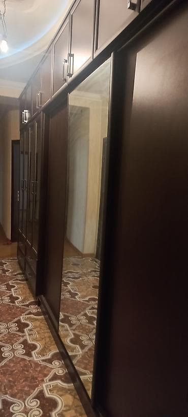 Genişhəcmli qapalı-güzgülü qarderob sistemi - Material: tünd ağac