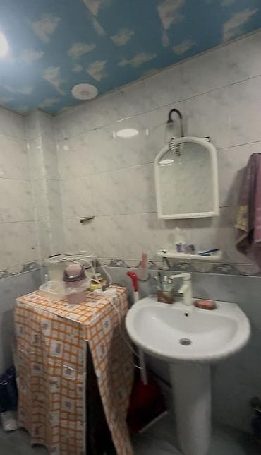 kiraye ev ramana: Xəzər rayonu Mərdəkan qəsəbəsi 5 mərtəbəli binanın 4-cü mərtəbəsində — 4