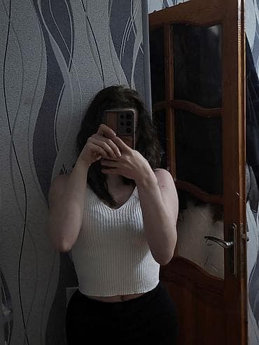 nike tech: Ağ rəngli, crop top - Model: nazik çiyin askılı, V-şaquli dekolteli — 1