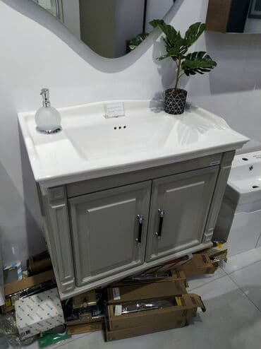 Duş başlıqları: Ağ rəngli keramika Çanaq və boz rəngli ikiqapılı şkafdan ibarət hamam — 2