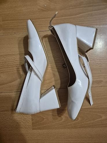 Ağ rəngli qadın tuflisi - Model: Mary Jane üslubunda, önü kvadrat