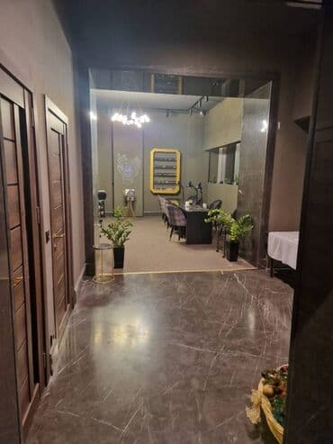 xacmaz obyekt: 28 may metrosuna yaxin yerləşən ümumi sahəsi 80 kv,m olan, salon — 5