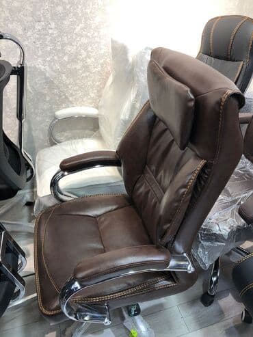 офисные кресла: Новый, С колесиками, Рукояти не регулируются, Кожа — 5