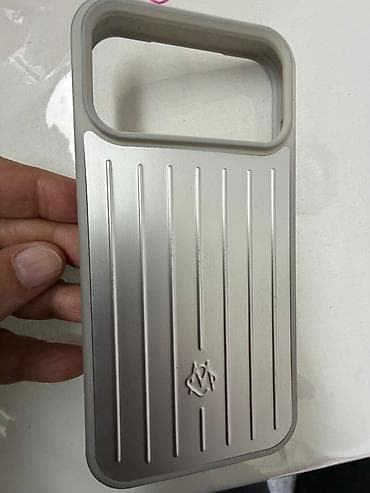 Audio: RIMOWA Alüminium Telefon Qalxanı – iPhone 17 Pro üçün, gümüş rəng — 2