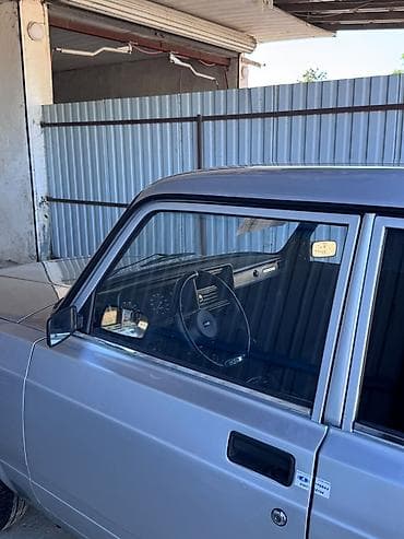 VAZ 2107 sedan - Kuzov: 4 qapılı, klassik dizayn, gümüşü rəng -