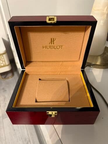 Hublot saat qutusu - Material: parlaq laklı qırmızı ağac korpus, qara