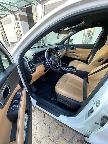 2107 farası: Kia Sorento – ağ rəngli, yeni loqolu kuzov. Geniş və müasir 7 yerlik — 10