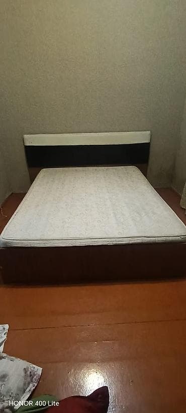 İki nəfərlik çarpayı və döşək dəsti - Ölçü: təxmini 160x200 sm