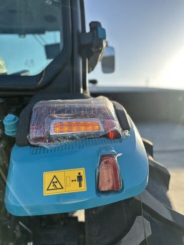 dete 75 трактор: Yeni RD1004 modeli traktor. Mavi və ağ rənglərdə, kabinli və müasir — 3