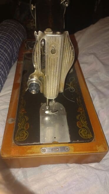 rus qepiyleri: Klassik mexaniki tikiş maşını - Sovet istehsalı, döşəmə üstü taxta — 4