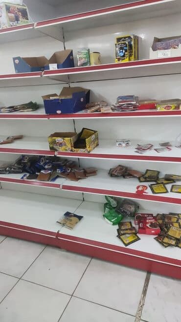 ref vitrin: Saz vəziyyətdə market polkaları divar metrəsi 100 Orta polkalar isə — 4