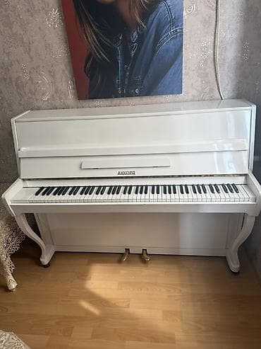 akustik gitara: Akkord upright pianino – klassik akustik model, ağ rəngdə parlaq — 1