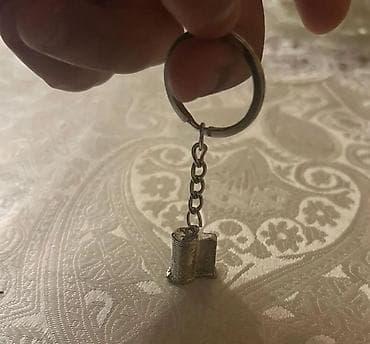 qapi ustu asmalar: Bu açar zənciri Bakının simvolu olan Alov Qüllələrinin miniatür — 4