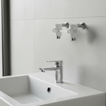 santexnika ütüsü: Bu, ağ rəngdə, iki çıxışlı, divara quraşdırılan qarışdırıcı üçün — 1