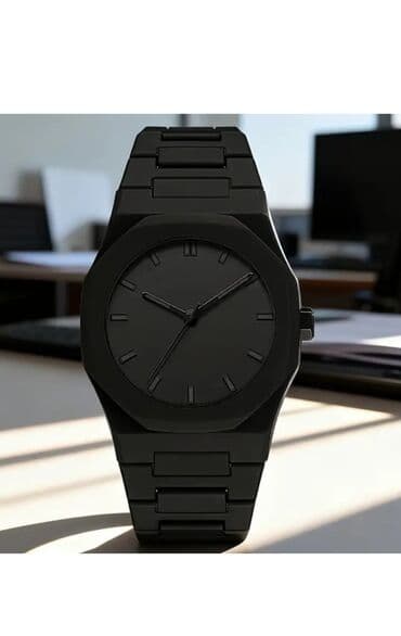 Minimalist qara qol saatı - Tam qara dizayn: mat korpus, mat