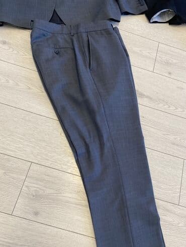 kişi ucun klassik qara kostyum: Şəkillərdə iki kişi kostyumu təqdim olunur. Biri boz rəngdə, digəri — 5