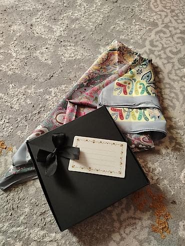 Baş geyimləri: 8 marta özəl hediyyelik qablaşmada ipək şal böyük ölçü üzərinə — 1