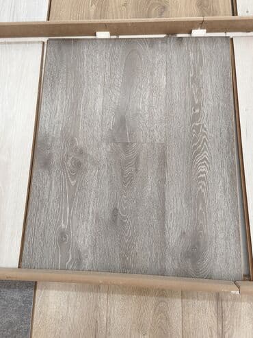 Məhsul: Laminat döşəmə paneli - Rəng: Boz-çəhrayı tonlarda, ağac