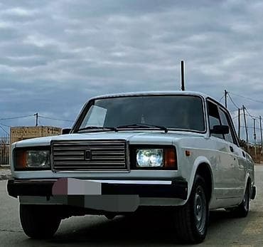 07 radiatoru: Satılır klassik VAZ 2107 sedan. Avtomobil ağ rəngdədir və klassik — 5