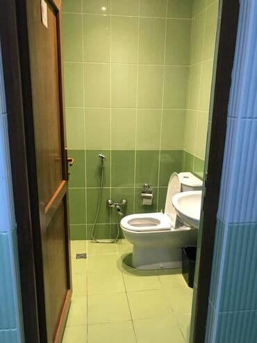 аренда торгового места в магазине: Gənclik metrosuna yaxın yol kənarı ümumi sahəsi 220 kv,m olan, obyekt — 15