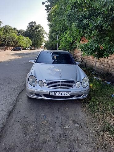 malibu masin: Mercedes‑Benz E‑Class (W211) sedan - Kuzov: sedan, gümüşü rəng - Ön — 1
