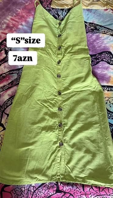 S ölçülü yay paltarı. Açıq yaşıl rəng, nazik spagetti askılı, V-yaxa